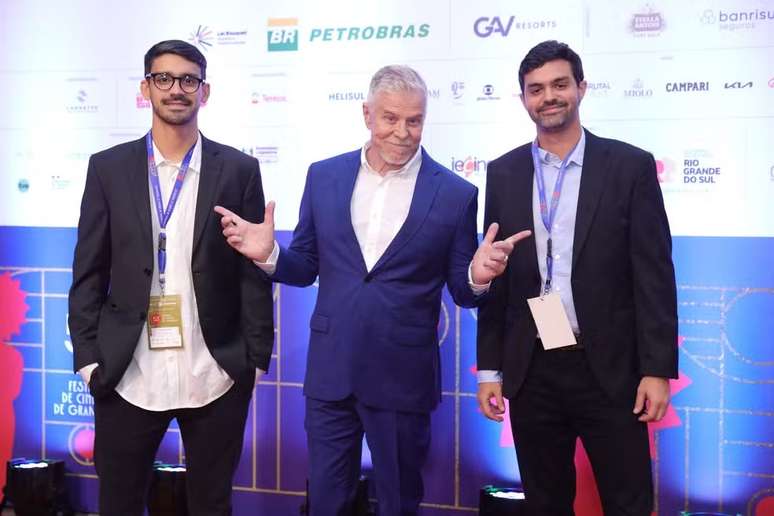 Miguel Falabella ao lado dos filhos -