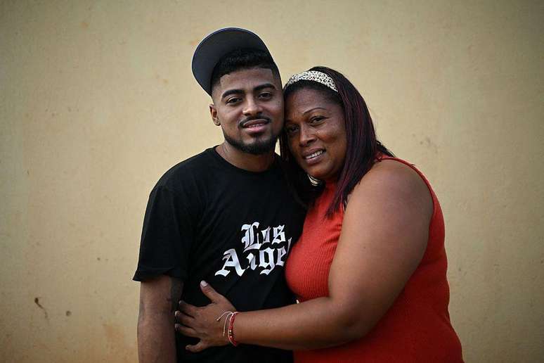 Edwuar Hern&aacute;ndez com a m&atilde;e, ap&oacute;s ser libertado do Cecot, em Los Pescadores, no Estado de Zulia, na Venezuela