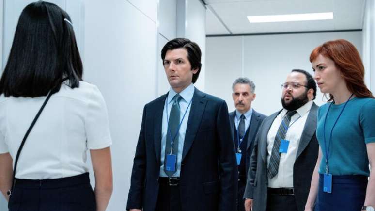 Da esquerda para a direita: Sarah Bock, Adam Scott, John Turturro, Zach Cherry e Britt Lower na segunda temporada de 'Ruptura', s&eacute;rie do Apple TV+
