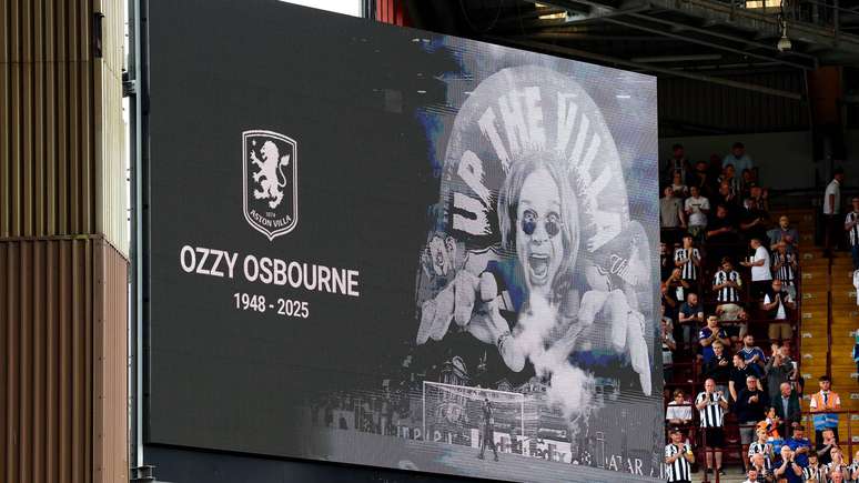 Ozzy Osbourne homenageado pelo Aston Villa -