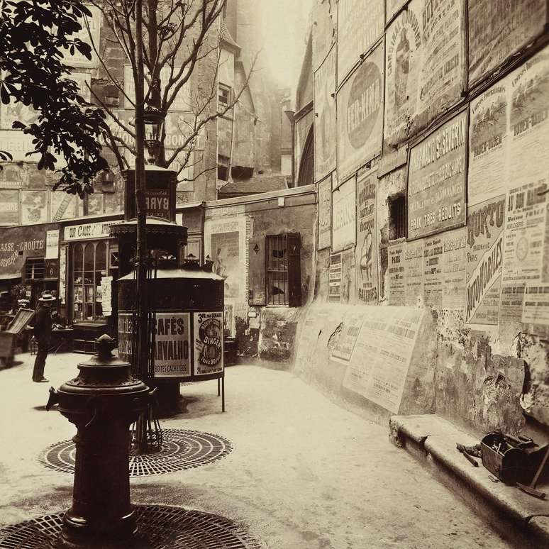 Source and healing (in the background) at the corner of the streets of Saint-Jacques and Saint Severin in Paris in a photo of 1898