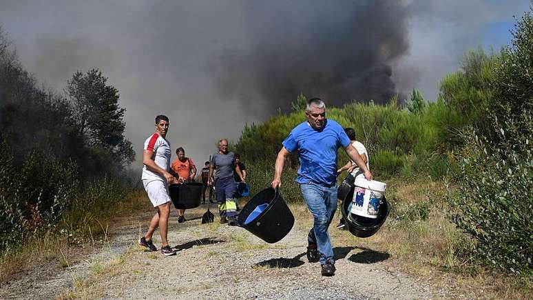 Moradores das localidades afetadas se queixaram da falta de recursos para combater os inc&ecirc;ndios