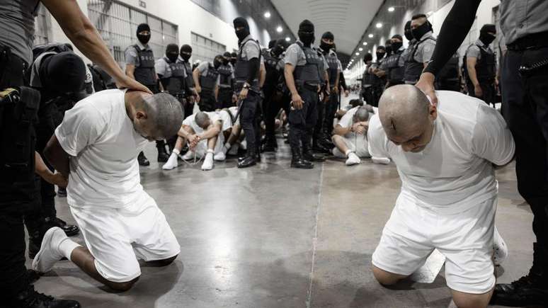 Em mar&ccedil;o, o governo de El Salvador divulgou imagens dos migrantes deportados dos EUA