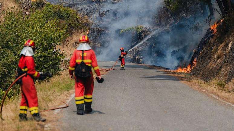 Bombeiros tentam conter um inc&ecirc;ndio na Gal&iacute;cia, no noroeste da Espanha