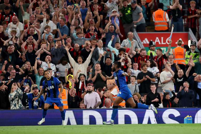 Semenyo comemorando um de seus gols 