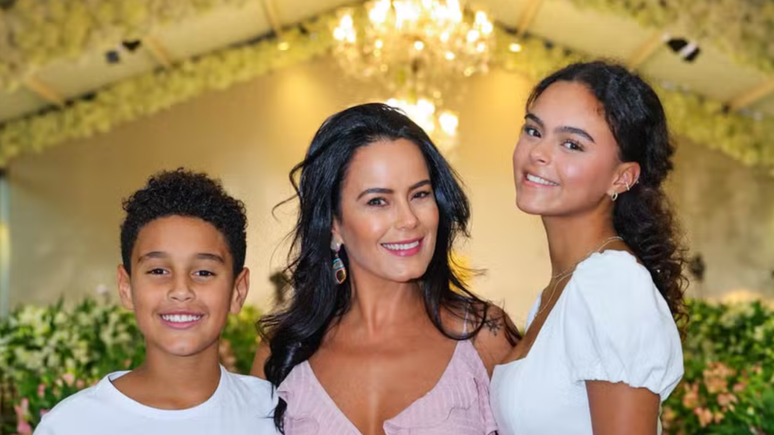 At the age of 15, the daughter of Luciele di Camargo Shocks Web in a higher photo of her mother