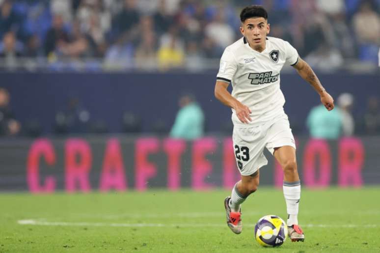 Almada em ação pelo Botafogo (Foto: Vitor Silva/Botafogo)