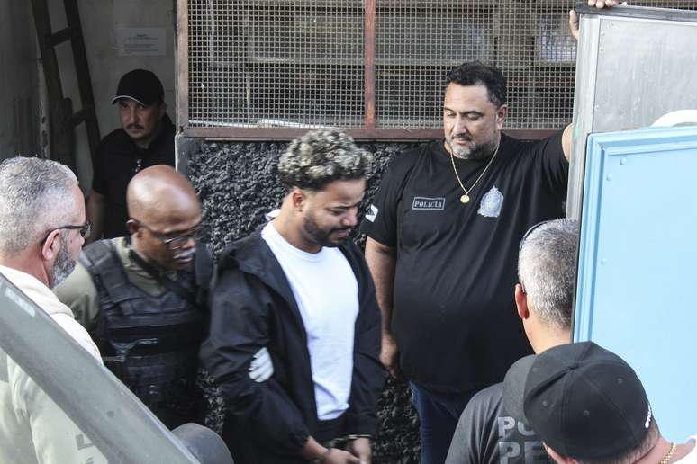O influenciador Hytalo Santos (de branco) e seu marido Israel Nata Vicente, conhecido como MC Euro, foram transferidos do Distrito Policial de Carapicuíba, na Grande São Paulo, para o Centro de Detenção Provisória de Pinheiros, na zona oeste da capital paulista, nesta segunda-feira, 18