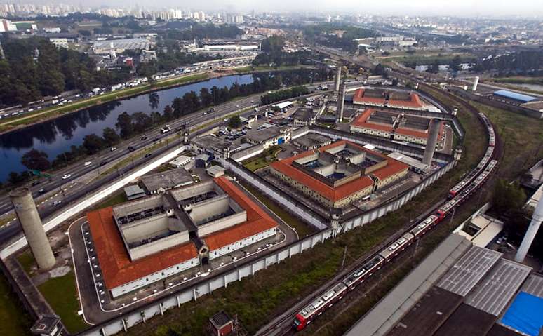 CDP de Pinheiros tem quatro conjuntos de prédios. Diante da Marginal Pinheiros, é vizinho à Companhia de Entrepostos e Armazéns Gerais de São Paulo (CEAGESP).	