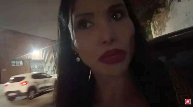 Chelsea durante live: relatos da rotina na prostituição e da vontade de mudar de vida