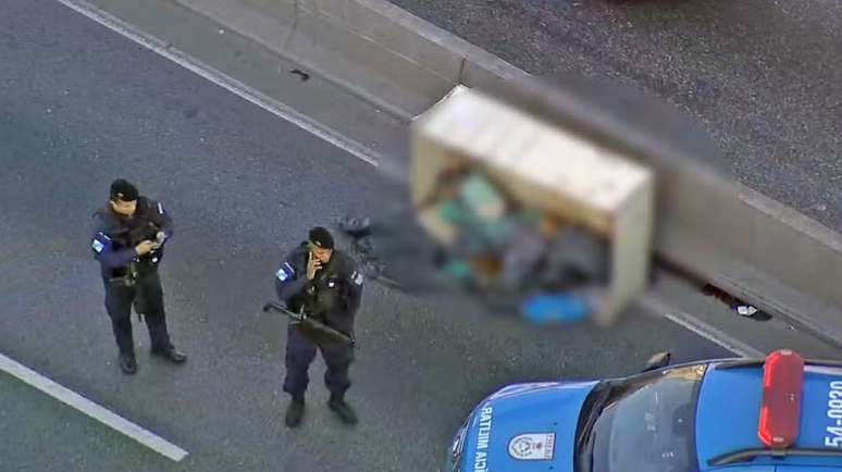 RJ: corpo de homem é encontrado dentro de caixote na Avenida Brasil