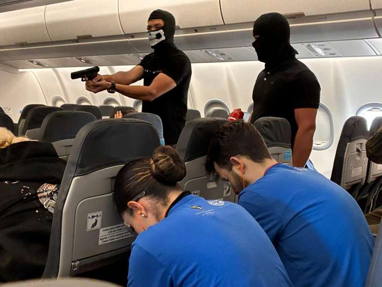 De acordo com o enredo do simulado, cinco sequestradores estavam na aeronave e tentaram sequestrar o avi&atilde;o com os passageiros e tripulantes a bordo, pedindo um resgate milion&aacute;rio