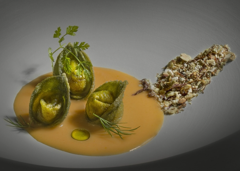 'Jab&aacute; com jerimum' do D.O.M leva crepioca de ora-pro-nobis e ceref&oacute;lio recheada com pur&ecirc; de ab&oacute;bora assada e carne seca desfiada, al&eacute;m de caldo de ab&oacute;bora pesco&ccedil;o, acompanhado de pa&ccedil;oca de carne e farinha de sementes de ab&oacute;bora