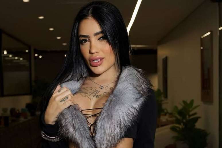 MC Mirella, que além de ser funkeira vende conteúdo adulto na internet, criticou comparação com médicos