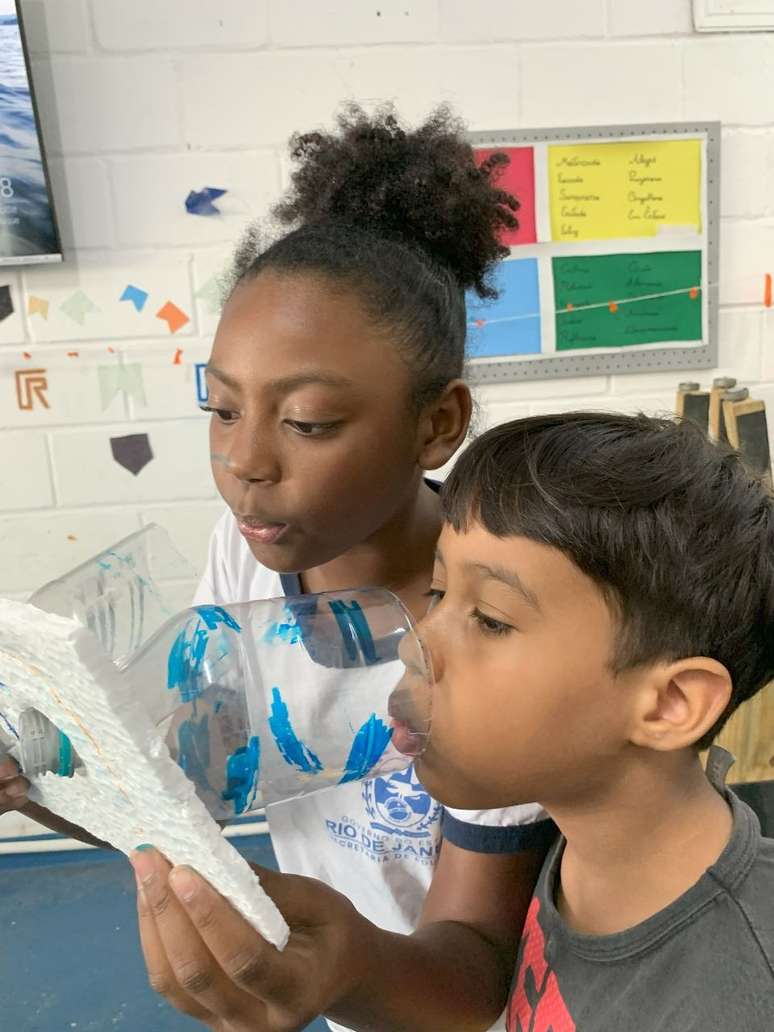 Crian&ccedil;as descobrem o que acontece quando o ar quente entra pela parte mais larga e sai do outro lado, mais frio.