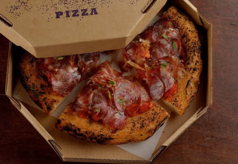 A pizza de lingui&ccedil;a curada com garum do A Casa do Porco leva combina&ccedil;&atilde;o de stracciatella, cebola caramelizada e or&eacute;gano fresco 