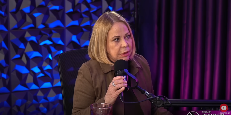 Claudete Troiano, apresentadora, em podcast 