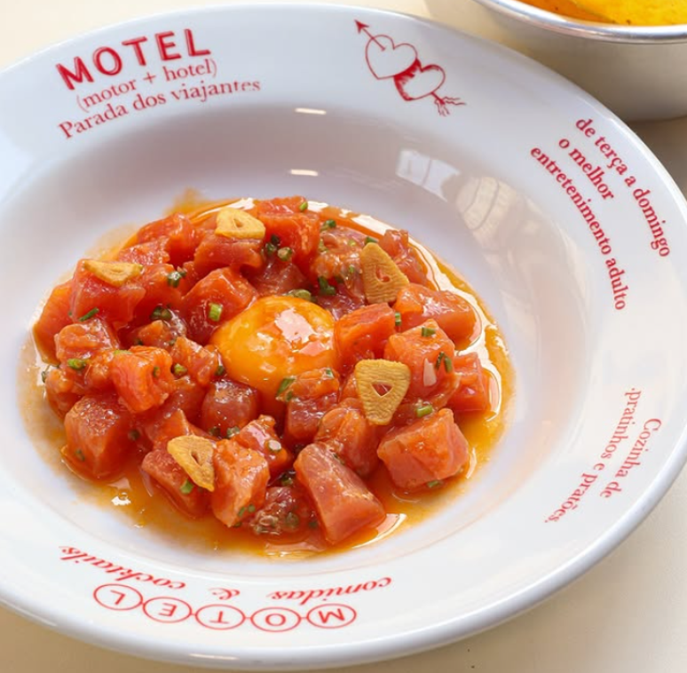 Tuna Tuna, do Motel, leva cubos de atum marinados no azeite vermelho, alho frito, pimenta e gema caipira 