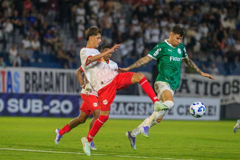 Bragantino e Palmeiras ficam no 1 a 1 no jogo de ida da final do Brasileiro Sub-20.&nbsp; Yuri Leles e Bel&eacute; (ambos na foto) marcaram os gols.