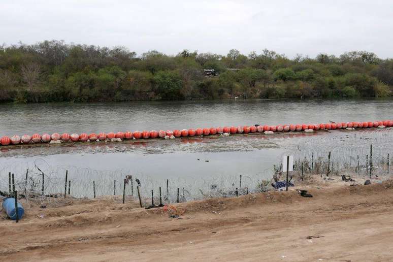 Boias pontudas foram instaladas pelo Texas no rio Grande para evitar chegada de imigrantes