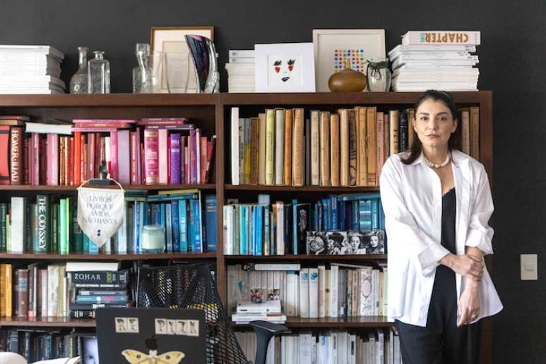 Renata Piza quer naturalizar a conversa sobre o luto com o lan&ccedil;amento de 'Ningu&eacute;m Morre Sozinho'.