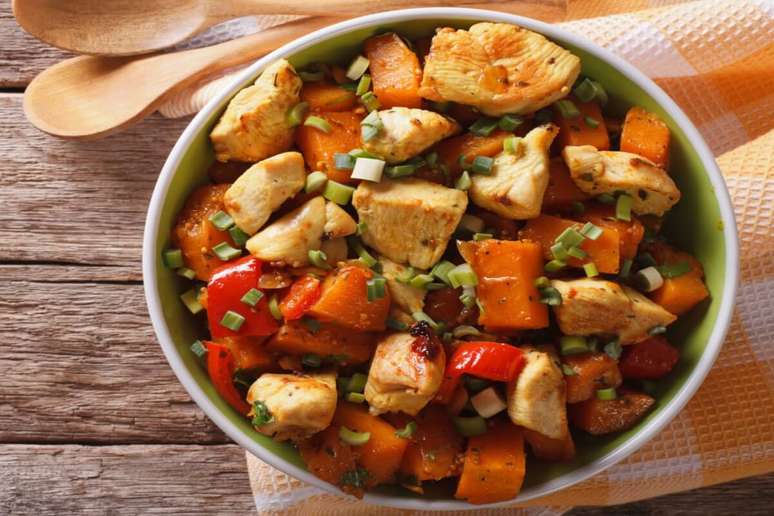 Refogado de frango com batata-doce e piment&atilde;o 