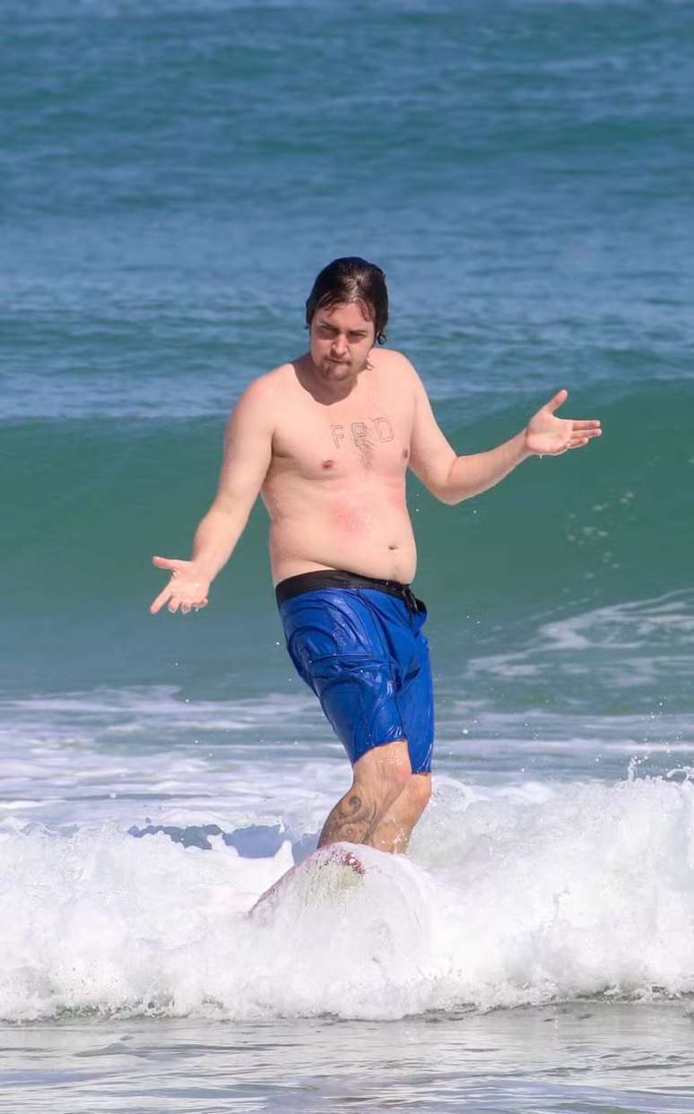 Felipe Dylon &eacute; flagrado curtindo um dia de praia no Rio de Janeiro -