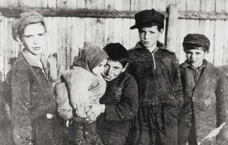 Em 1941, a fam&iacute;lia de Maxwell foi obrigada a morar com os outros judeus de Buczacz em um gueto; na foto, crian&ccedil;as no gueto de Vars&oacute;via em 1940