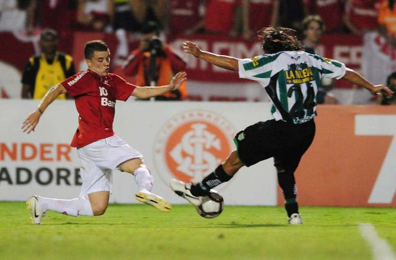 Duelo entre Internacional e Banfield na edi&ccedil;&atilde;o de 2010 da Libertadores &ndash;