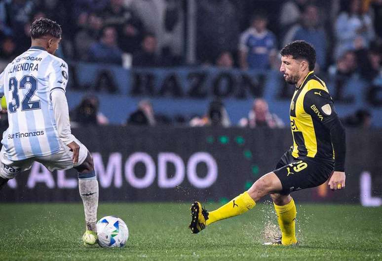 Racing e Pe&ntilde;arol travaram duelo acalorado na noite desta ter&ccedil;a (19), no El Cilindro &ndash;