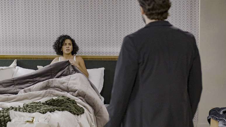 No capítulo de quinta (21) de Vale Tudo, Afonso pega Fátima na cama com César