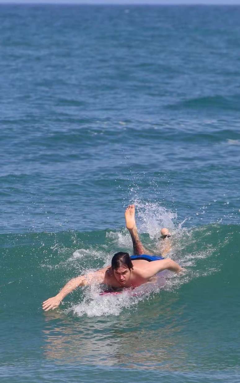 Felipe Dylon &eacute; flagrado curtindo um dia de praia no Rio de Janeiro -