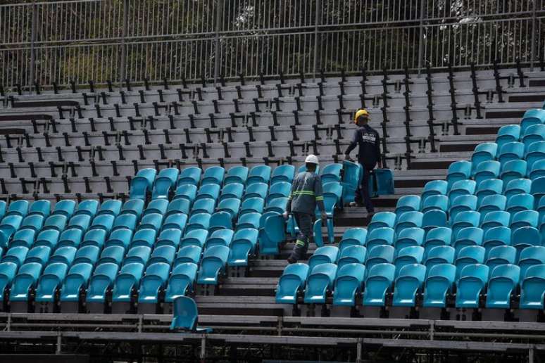 Montagem da quadra do SP Open no Parque Villa-Lobos