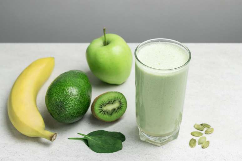 Vitamina verde com ma&ccedil;&atilde;, espinafre, kiwi e abacate 