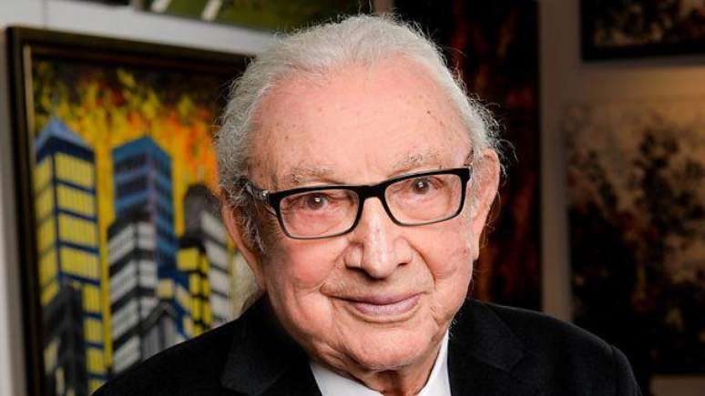 Maxwell Smart tinha 12 anos quando foi viver escondido na floresta, em 1942; toda sua fam&iacute;lia foi morta pelos nazistas