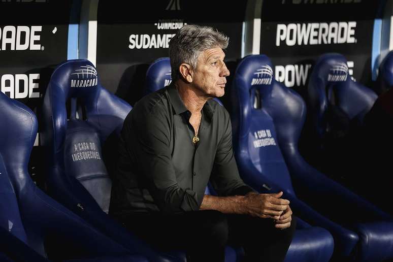 Renato observa o Fluminense durante a vit&oacute;ria sobre o Am&eacute;rica de Cali &ndash; Lucas Mer&ccedil;on/Fluminense