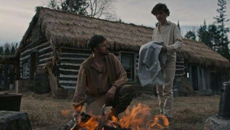 Janek (Richard Armitage) e Max (Jett Klyne) em cena do filme 'The Boy in the Woods', de 2024, dirigido por Rebecca Snow, baseado no livro hom&ocirc;nimo de Maxwell Smart