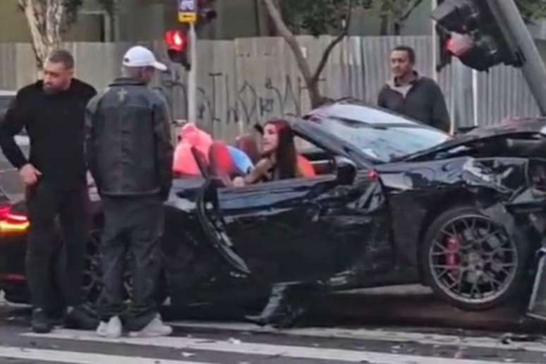 Witnesses filmed Porsche after collision with another car. In the images, you can see Bia Miranda and Gato Preto