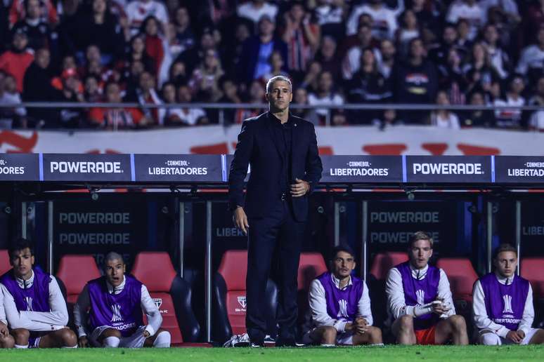 Hernán Crespo, técnico do São Paulo, durante partida contra o Atlético Nacional no estádio Morumbi pelo campeonato Copa Libertadores 2025.