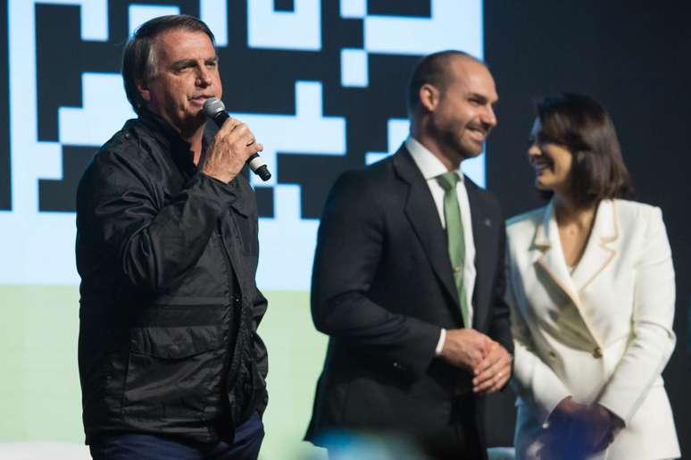 Jair Bolsonaro, Eduardo Bolsonaro e Michelle Bolsonaro em evento