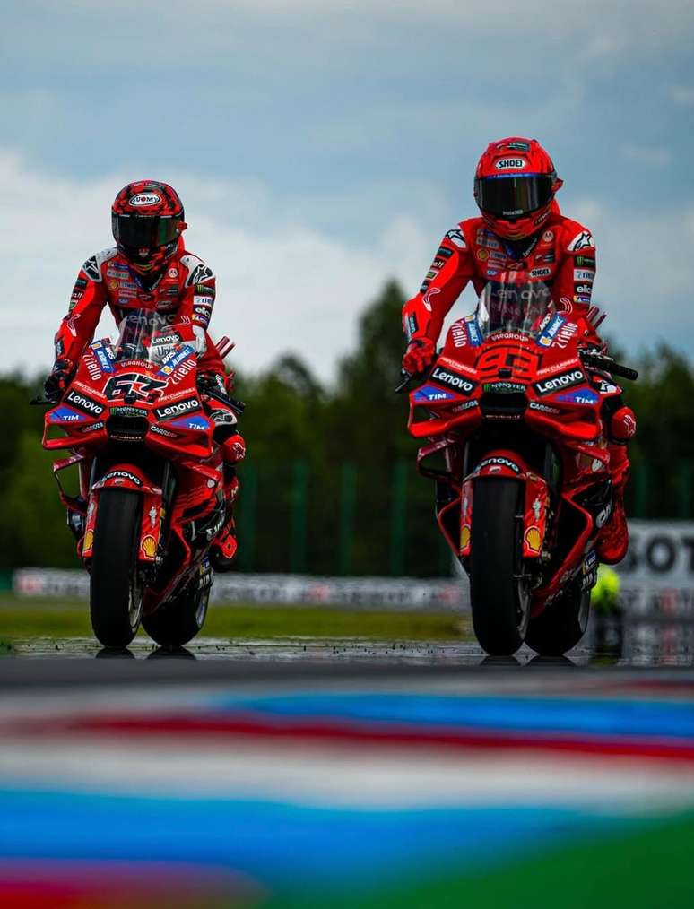 pilotos da Ducatti fazem teste na pista da Hungria