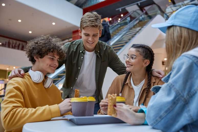 Sair com os amigos para se divertir reduz o estresse com a prova do Enem e promove o bem-estar 