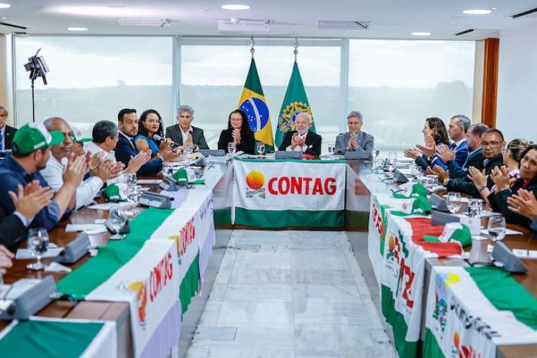 Lula e ministros em reunião com a Contag no Palácio do Planalto, em abril de 2024. Desde 2019, a Contag recebeu R$ 2,59 bilhões em descontos de benefícios do INSS. No quatro anos do governo Bolsonaro, os repasses somaram R$ 1,56 bilhão. No governo Lula, os pagamentos chegaram a R$ 1 bilhão e foram suspensos após a operação da Polícia Federal.