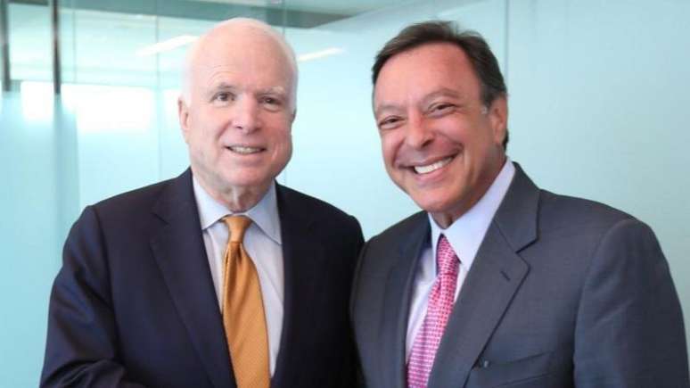 Miguel Fern&aacute;ndez conta que passou anos apoiando candidatos do Partido Republicano. Na foto, ele aparece com o ex-senador republicano John McCain (1936-2018), candidato derrotado &agrave; presid&ecirc;ncia dos EUA em 2008.