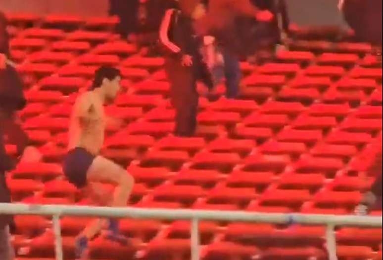 Torcedor corre sem camisa em meio a confronto no setor visitante &ndash;