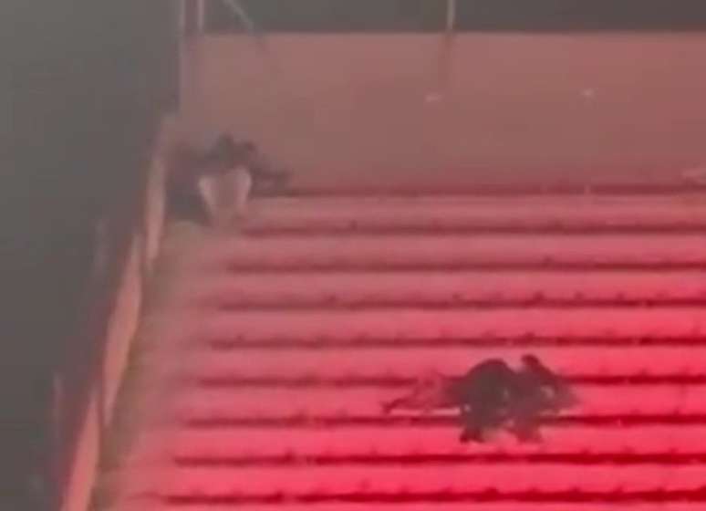 Corpos ca&iacute;dos no setor visitante do Est&aacute;dio Libertadores de Am&eacute;rica &ndash;