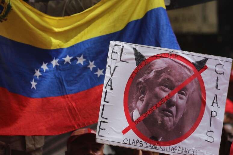 Frase 'fora da Venezuela' acompanha rosto de Trump em imagem vinculada no país em 2019