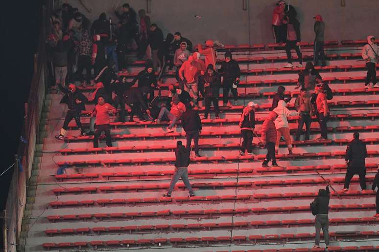 Torcida do Independiente invadindo o setor visitante 