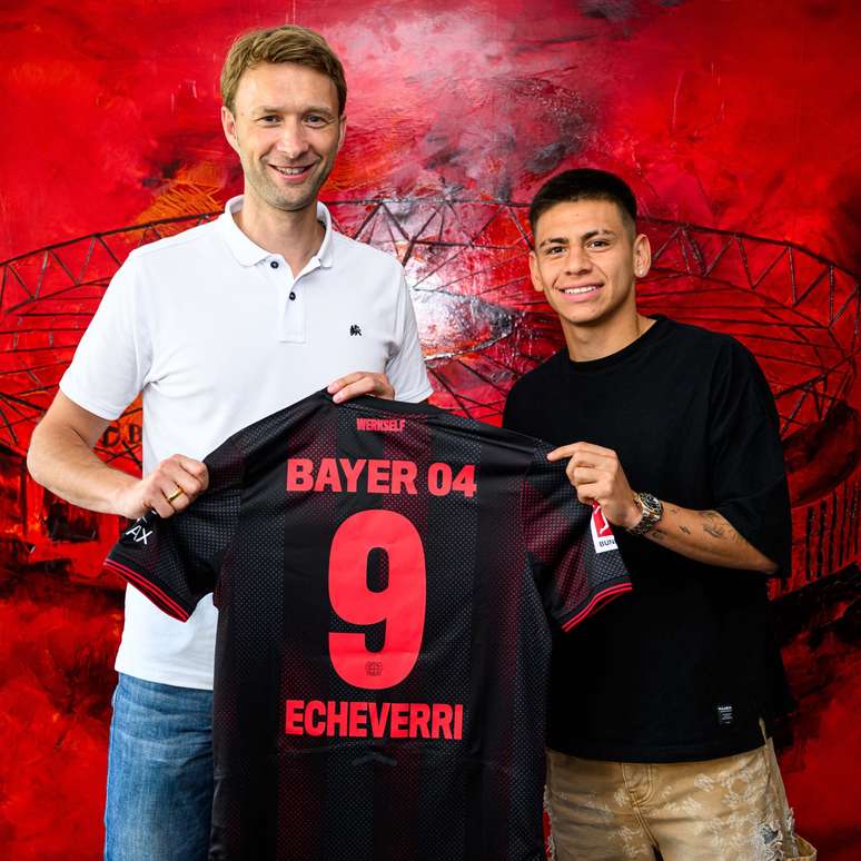 Echeverri sendo apresentado ao Bayer Leverkusen 