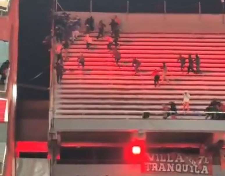 Est&aacute;dio em Avellaneda vira cen&aacute;rio de guerra em duelo da Sul-Americana &ndash;